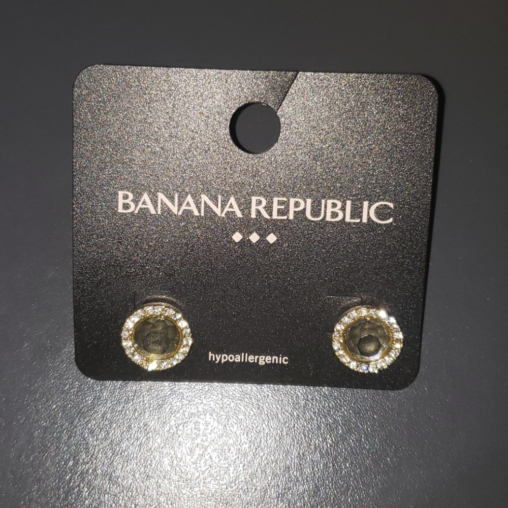 🍇2/$25 Banana Republic hypoallergenic